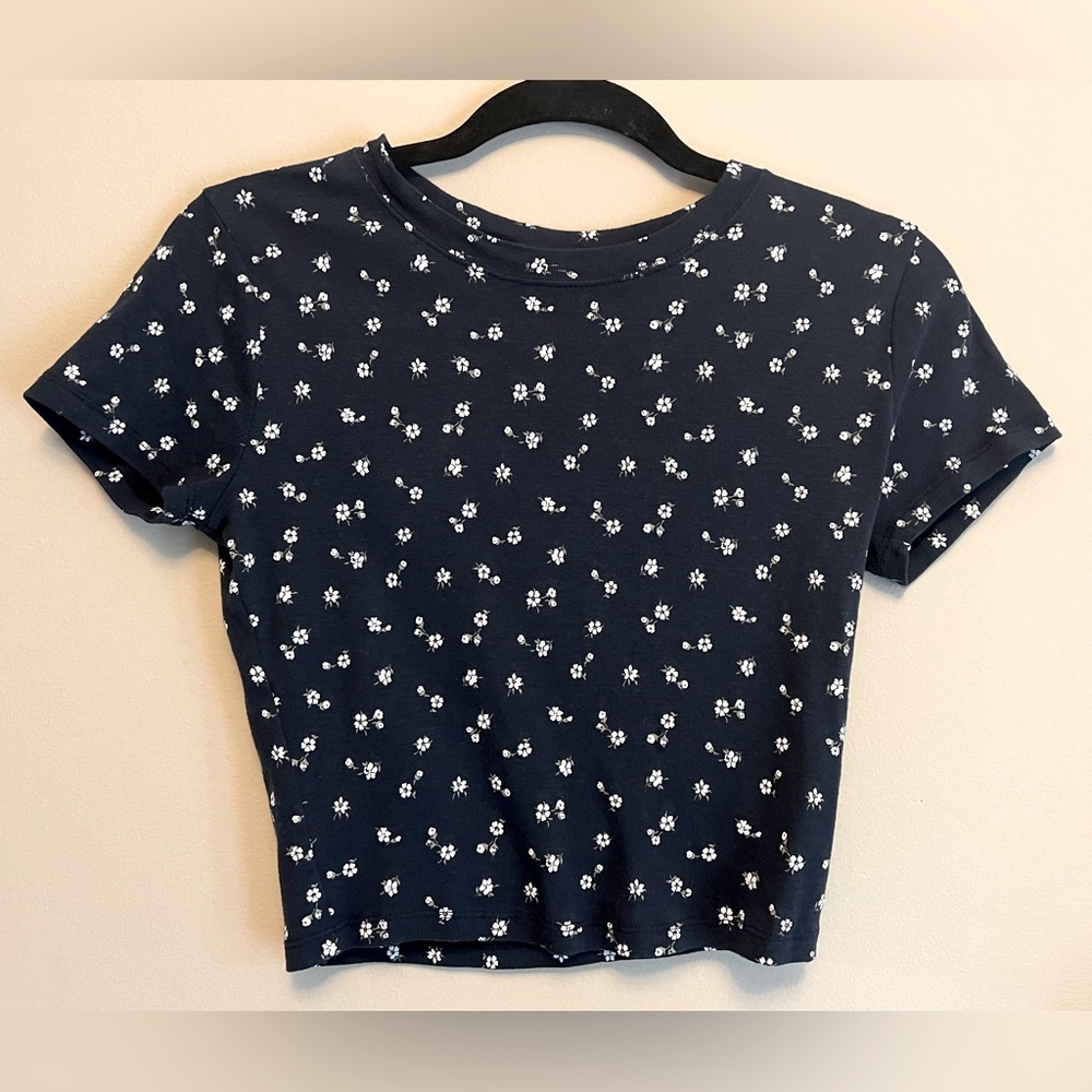 Hollister Women’s Navy Blue Floral Cotton Crew Baby Tee Size Small